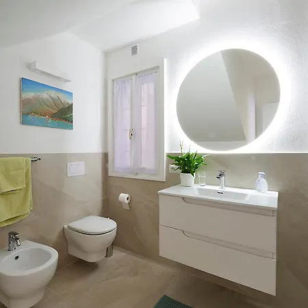 Sisters' House Апартаменты Варенна