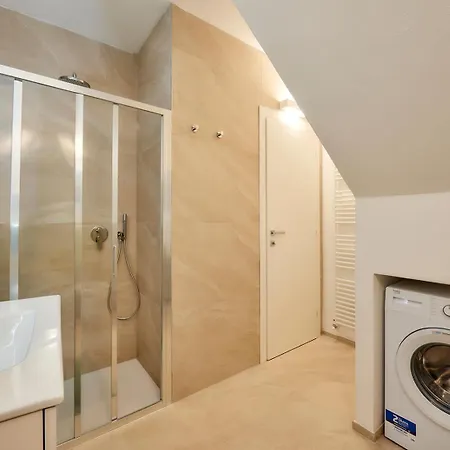 Sisters' House فارينا