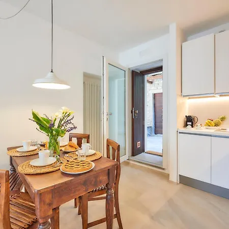 Sisters' House فارينا