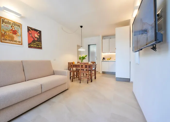 Apartment Sisters' House *