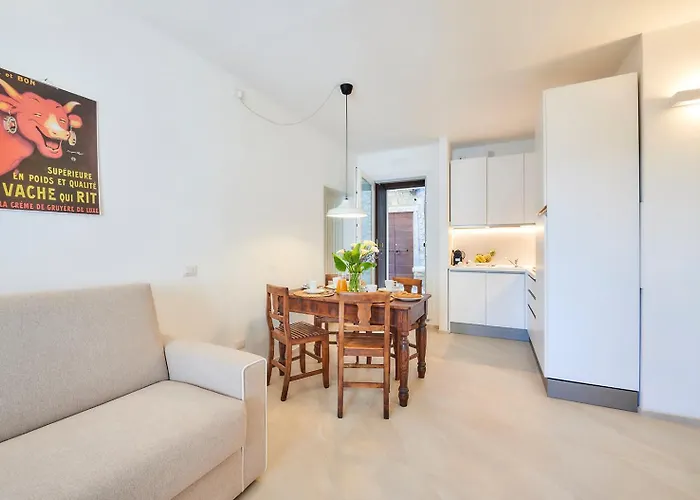 Apartment Sisters' House *